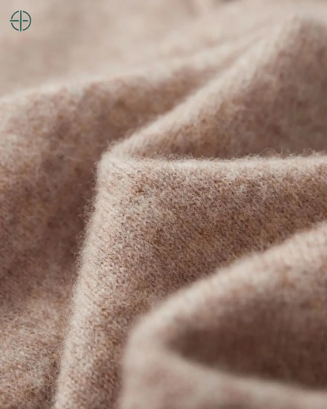 Polo sobreposta em look de camadas neutras