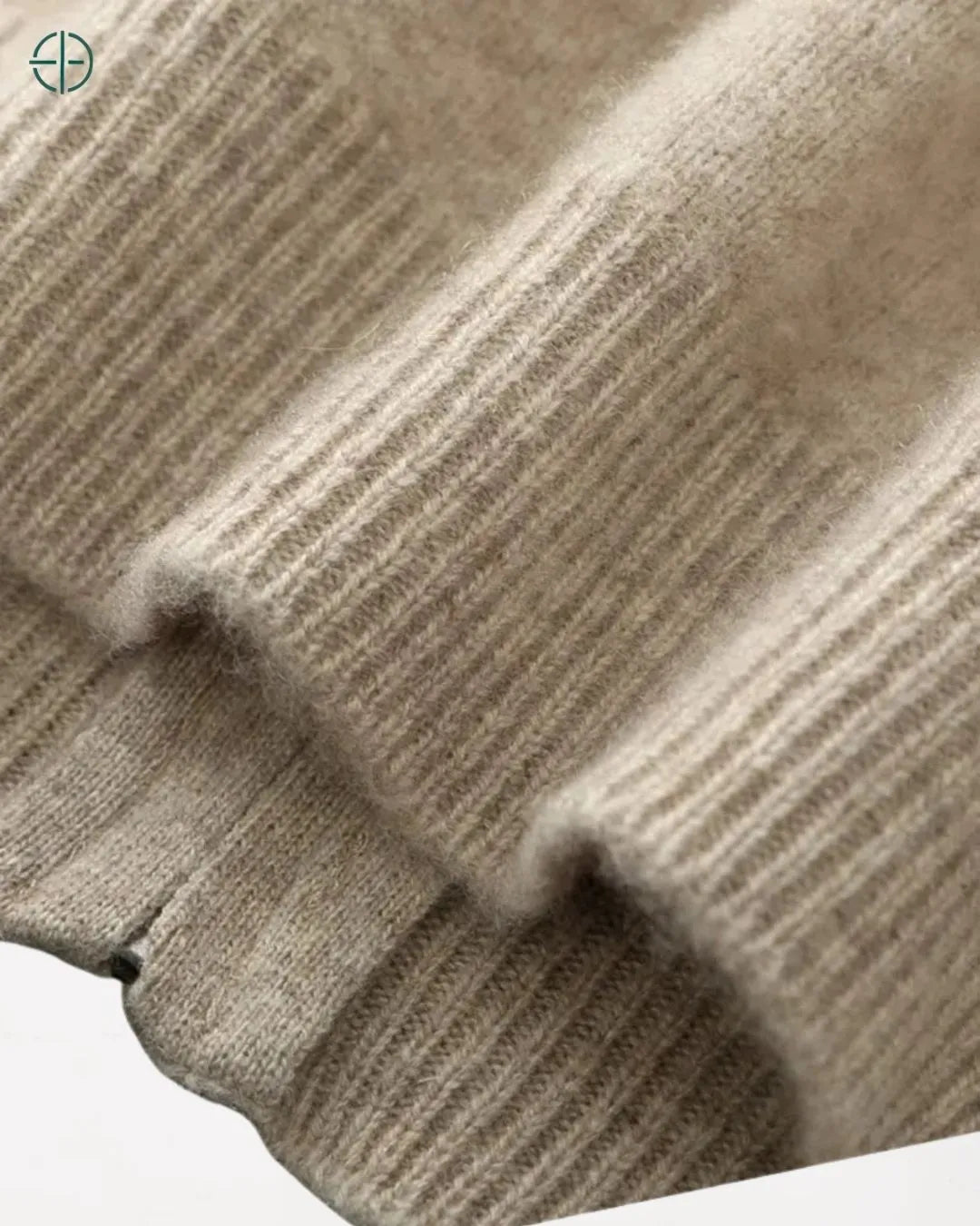 Close nas mangas e gola revelando qualidade premium