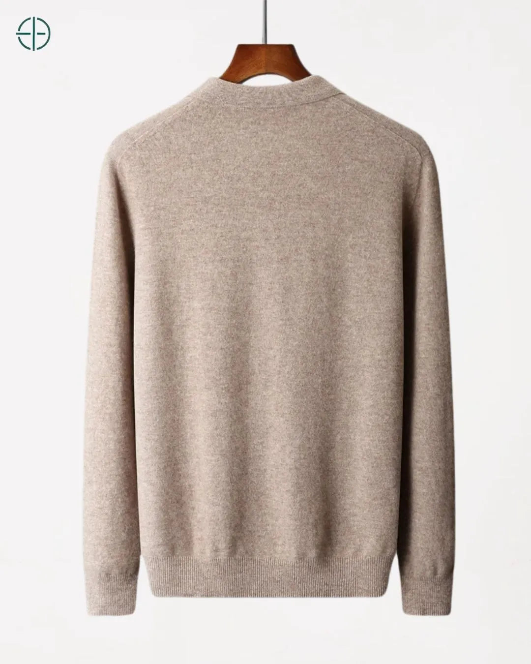 Homem vestindo polo em ambiente clássico e discreto