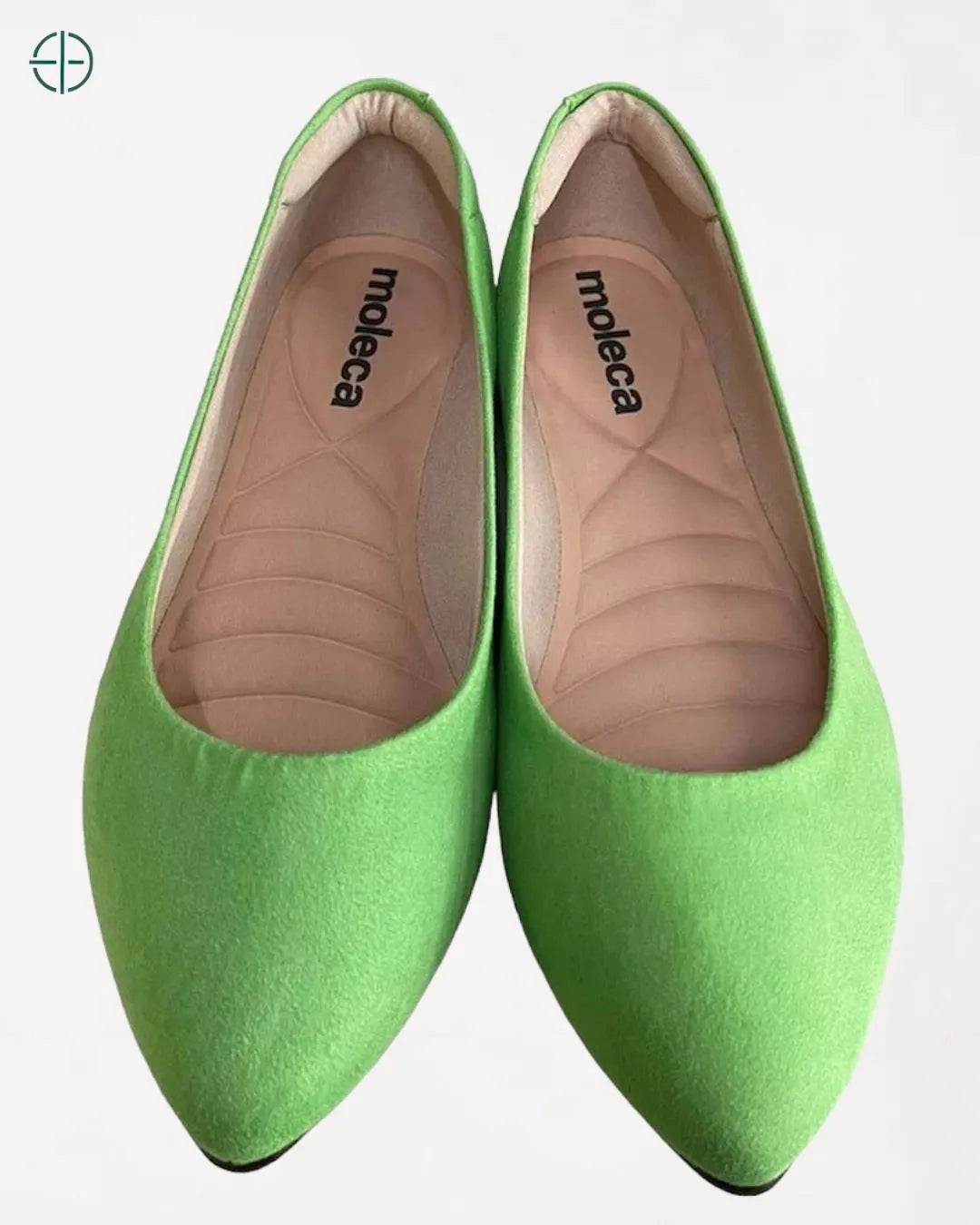 Foco na textura rica e no design clean da sapatilha.