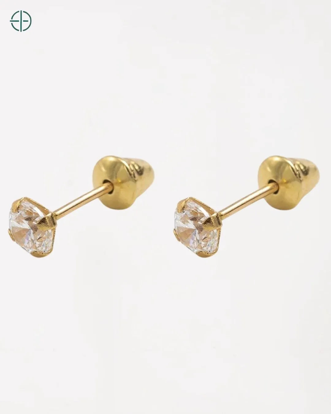 Joia pequena com brilho sutil e alma old money