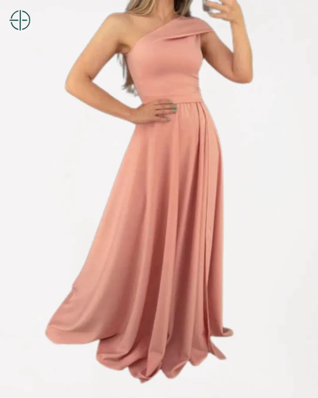 Produção completa com salto alto e maquiagem leve