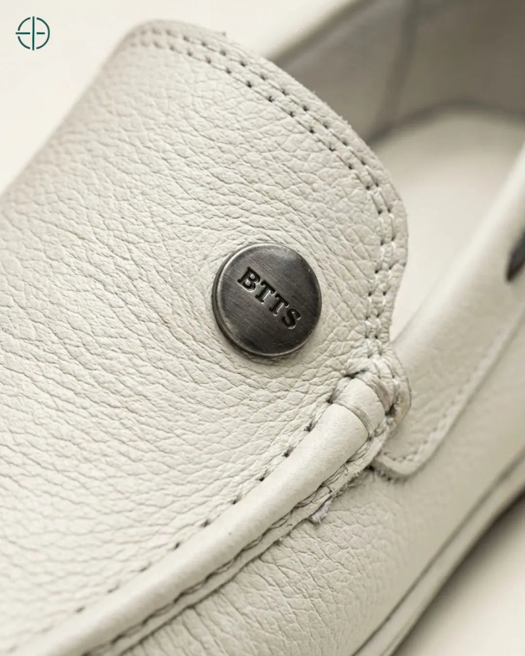 Mocassim_Driver_White_Pilot_