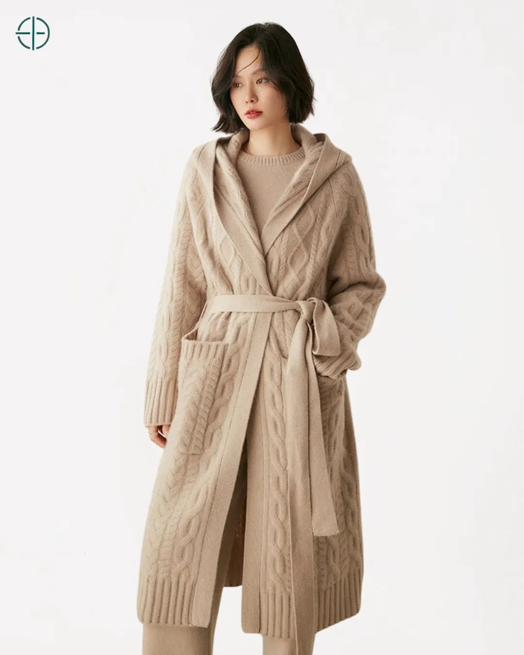 Sobretudo_Longo_Trancado_com_Capuz_100_Caxemira-