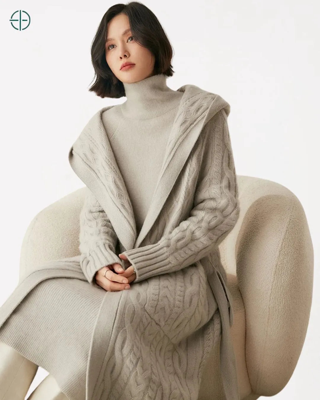 Sobretudo_Longo_Trancado_com_Capuz_100_Caxemira_