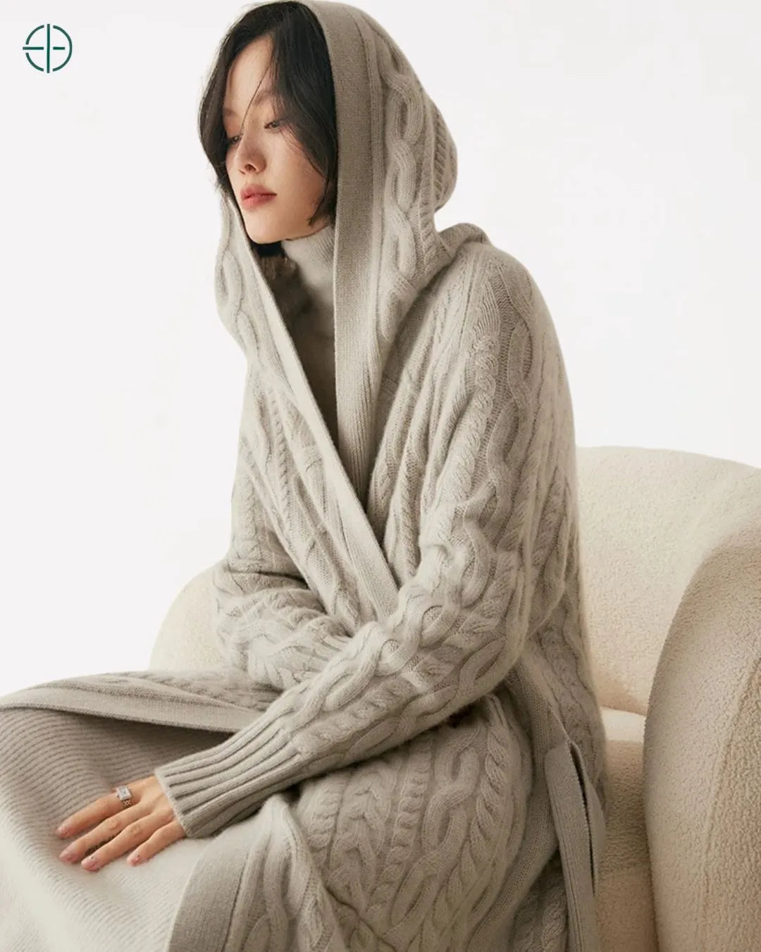 Sobretudo_Longo_Trancado_com_Capuz_100_Caxemira_