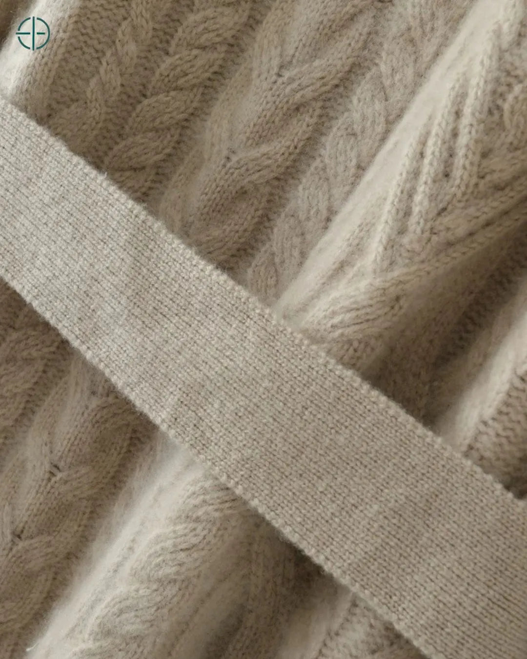 Sobretudo_Longo_Trancado_com_Capuz_100_Caxemira_