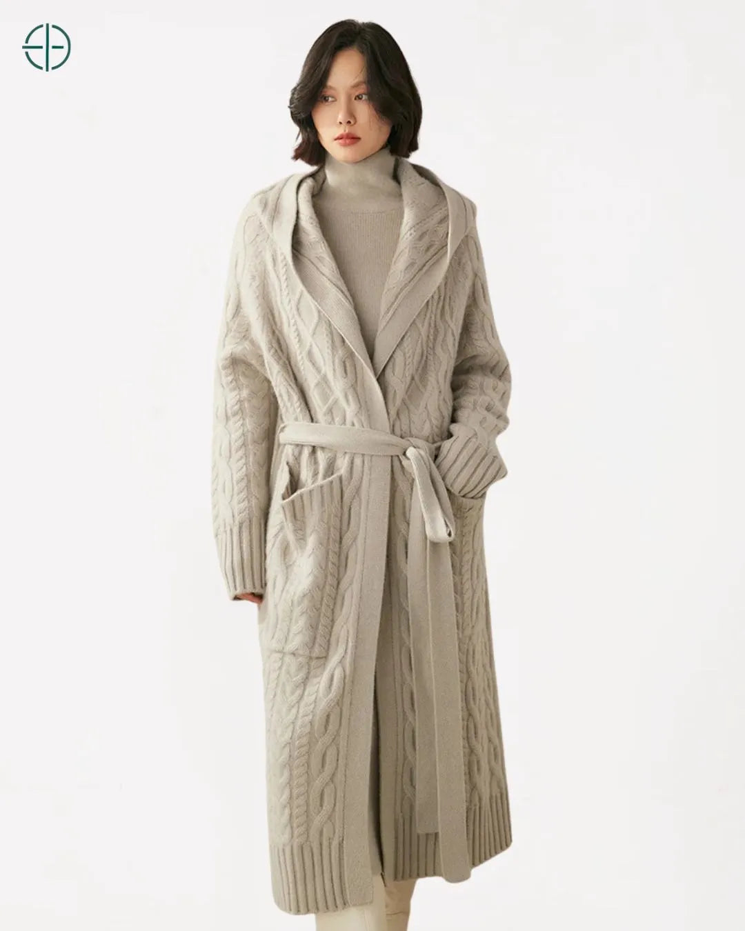 Sobretudo_Longo_Trancado_com_Capuz_100_Caxemira_