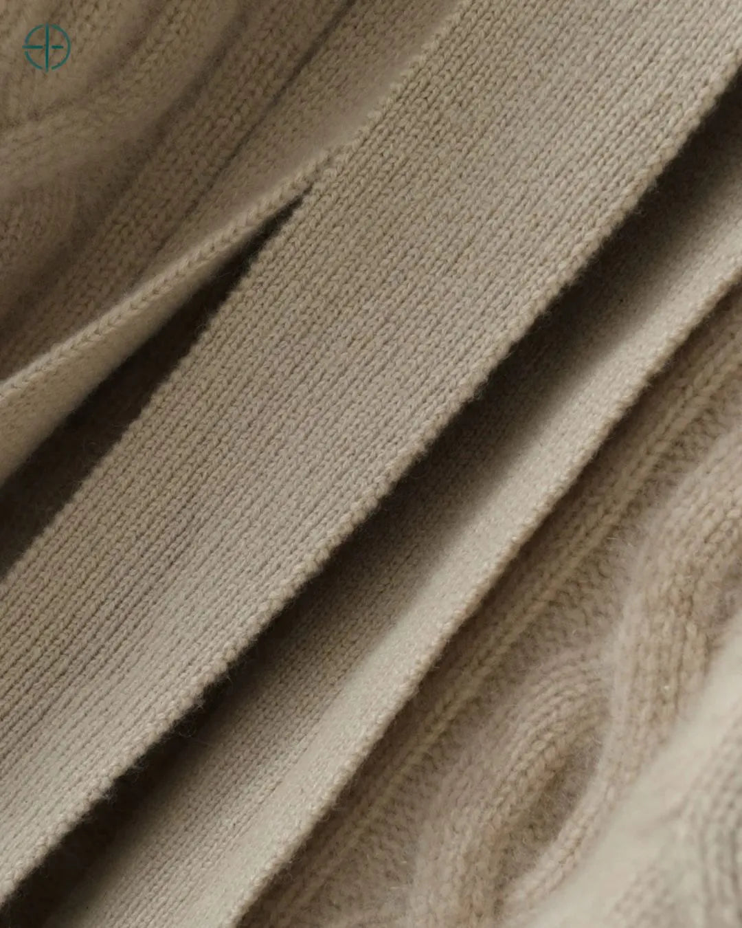 Sobretudo_Longo_Trancado_com_Capuz_100_Caxemira_