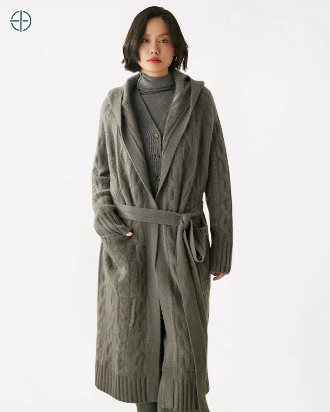 Sobretudo_Longo_Trancado_com_Capuz_100_Caxemira_