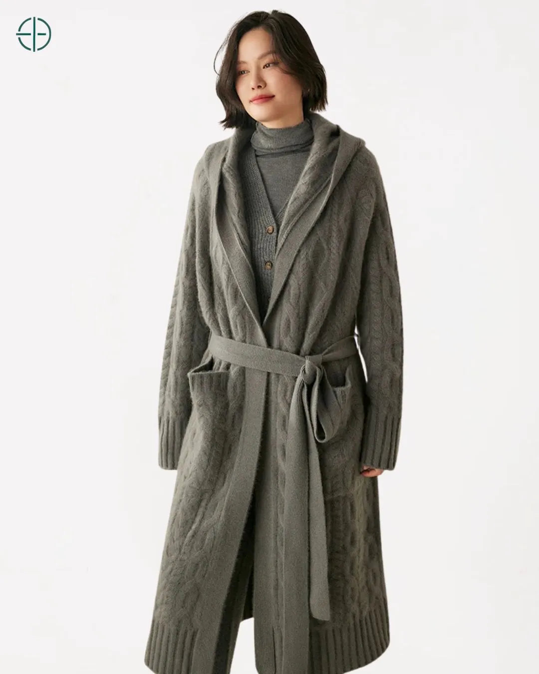 Sobretudo_Longo_Trancado_com_Capuz_100_Caxemira_