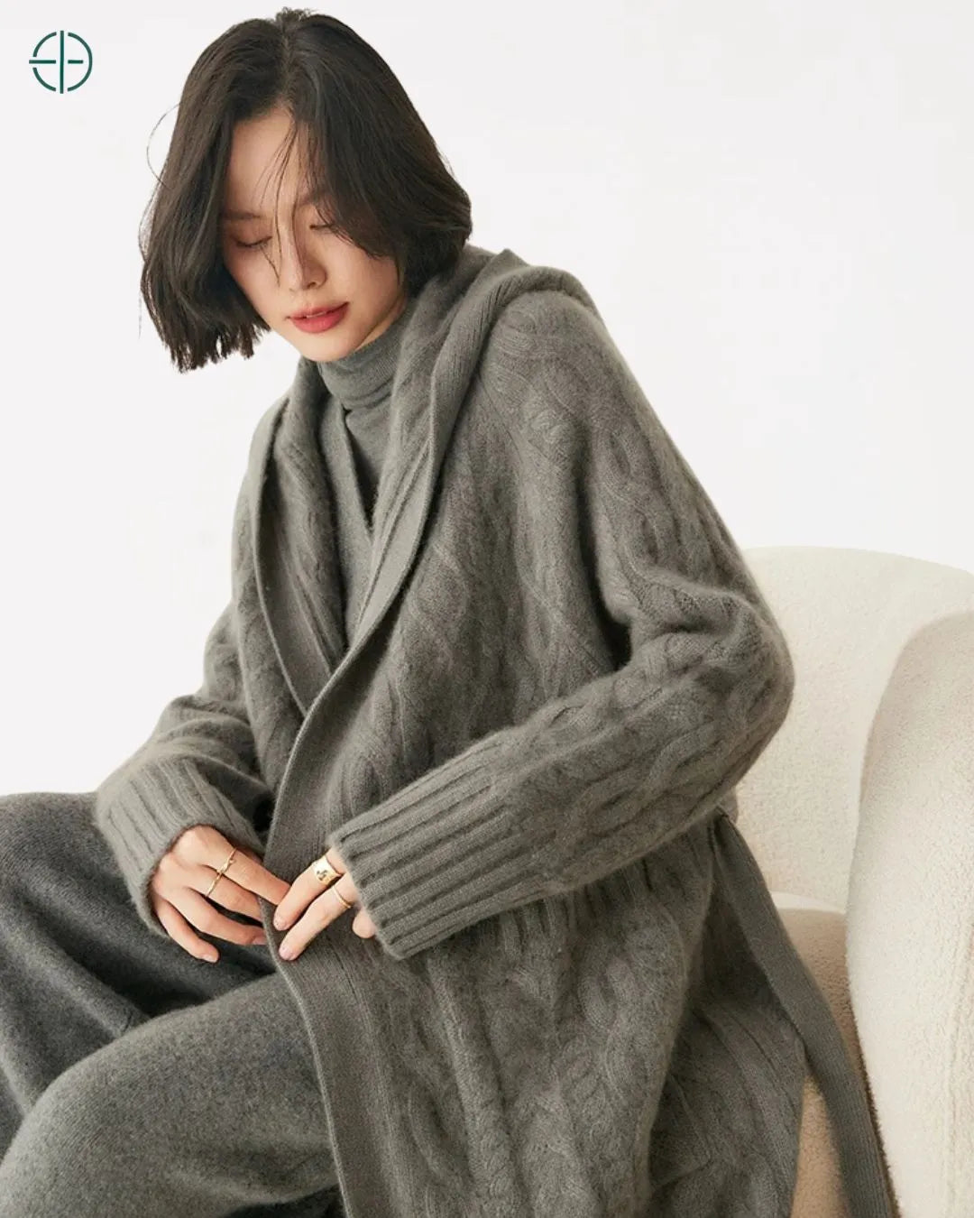 Sobretudo_Longo_Trancado_com_Capuz_100_Caxemira_