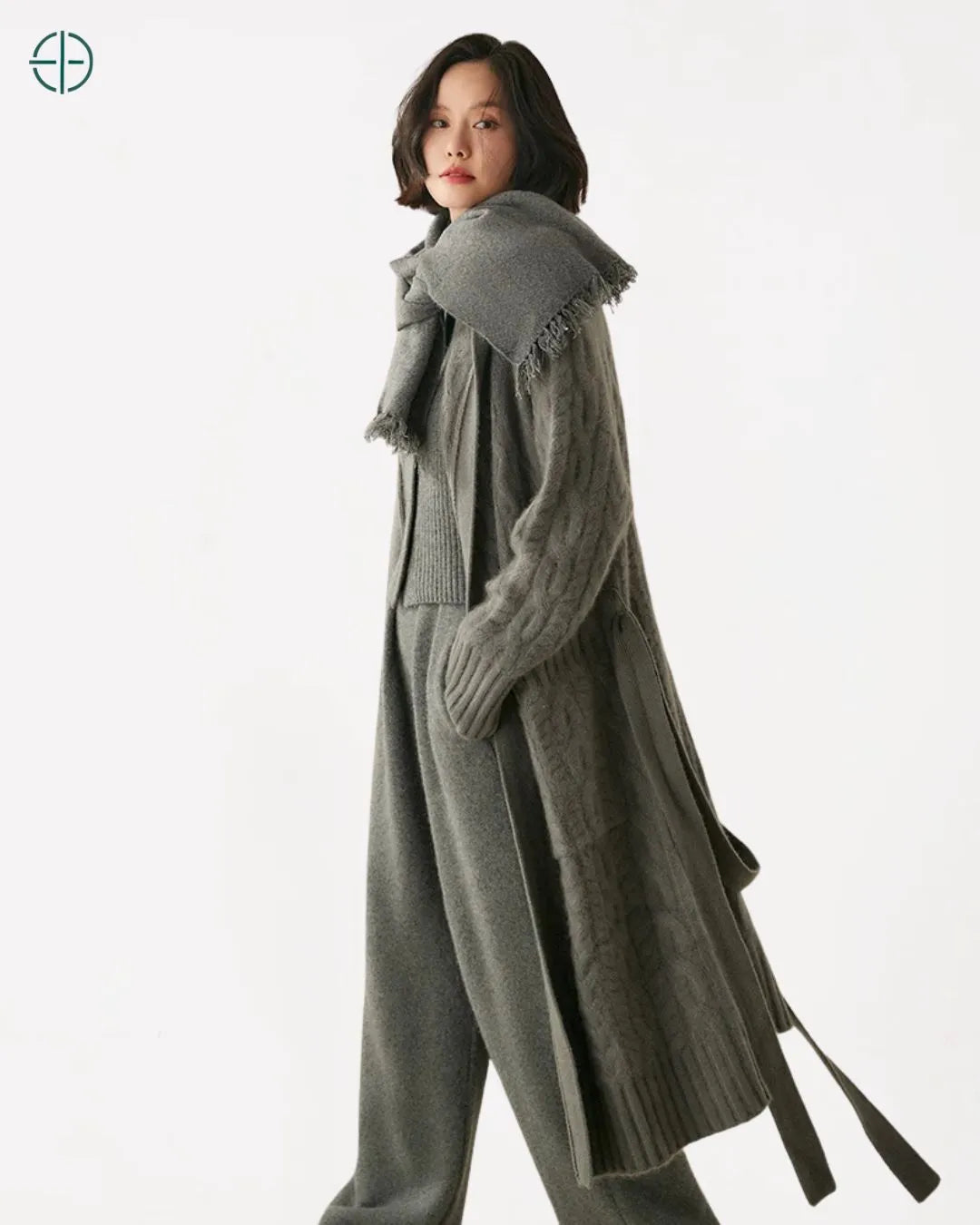 Sobretudo_Longo_Trancado_com_Capuz_100_Caxemira_