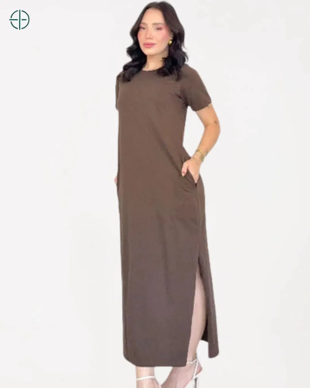 Imagem frontal do vestido destacando o design moderno e o conforto do algodão