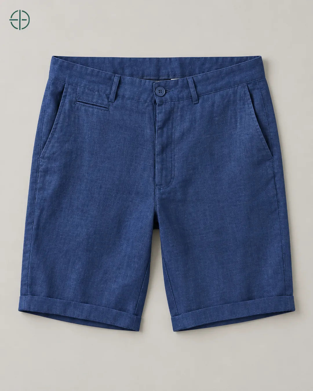 Bermuda 100% Linho Belga Masculina, cor Azul, bermuda estendida no chão, vista de frente. Fotografia de produto Rest Money.