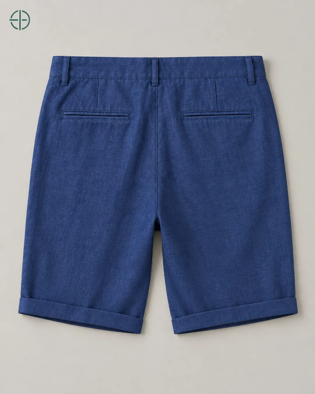 Bermuda 100% Linho Belga Masculina, cor Azul, bermuda estendida no chão, vista de costas. Fotografia de produto Rest Money.