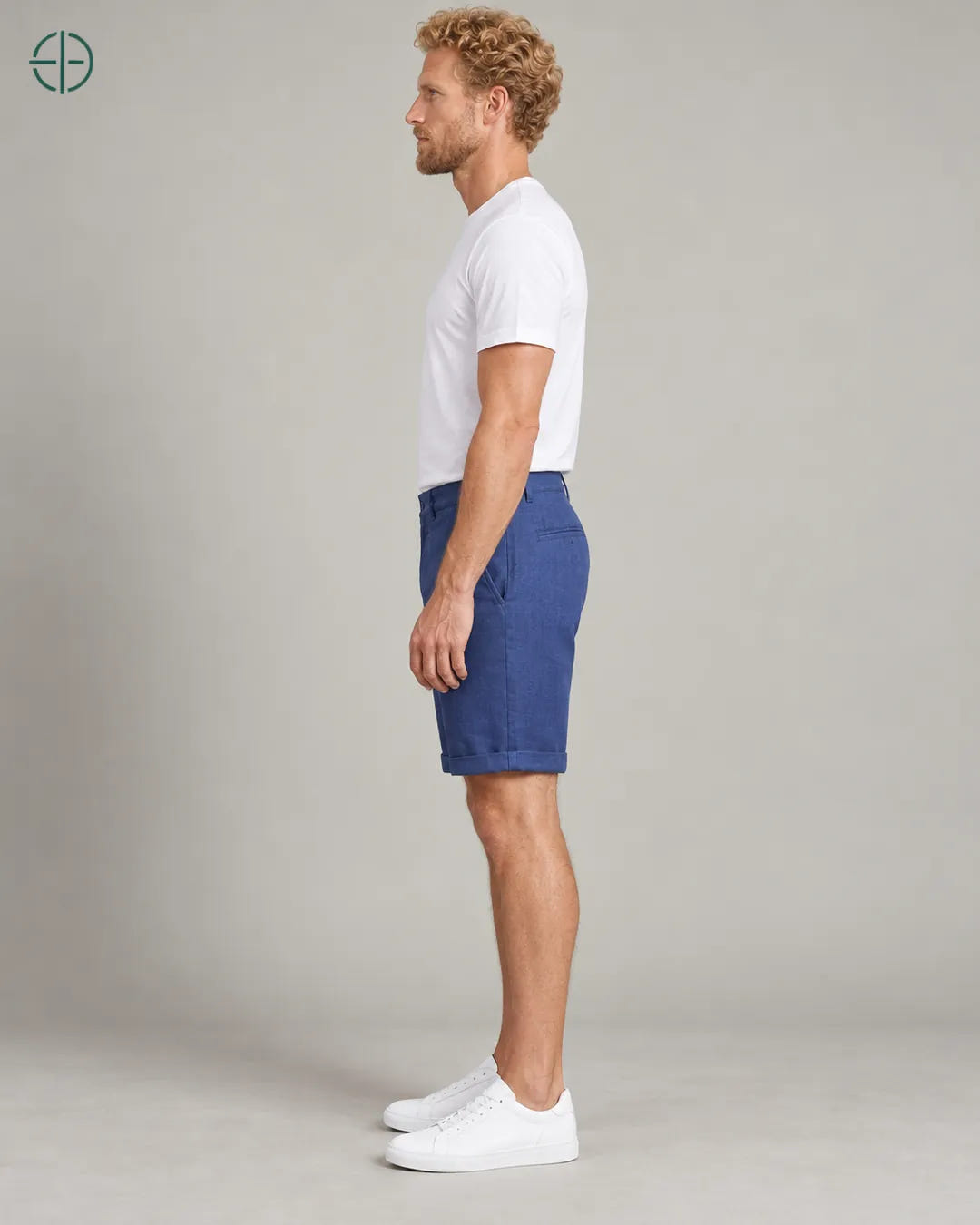 Bermuda 100% Linho Belga Masculina, cor Azul, Mesmo modelo e roupa de lado, em estúdio profissional com fundo cinza ostra.