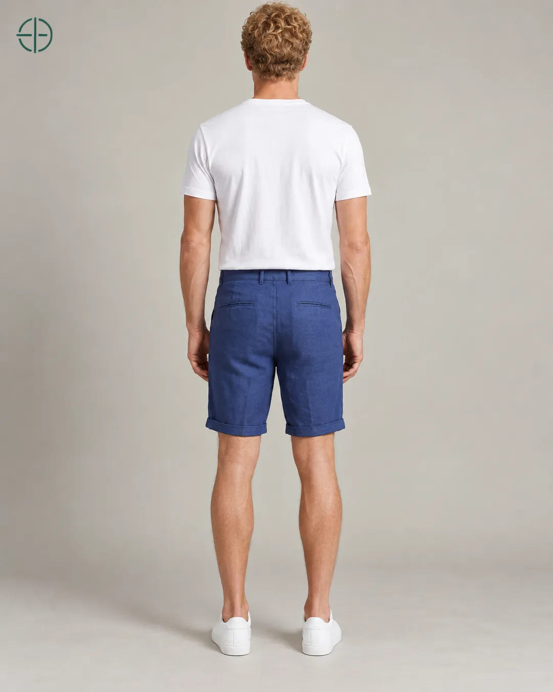 Bermuda 100% Linho Belga Masculina, cor Azul, Mesmo modelo e roupa de costas, em estúdio profissional com fundo cinza ostra.