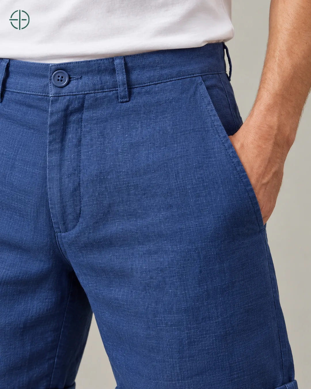 Bermuda 100% Linho Belga Masculina, cor Azul, Macro do produto no modelo, em estúdio profissional com fundo cinza ostra.