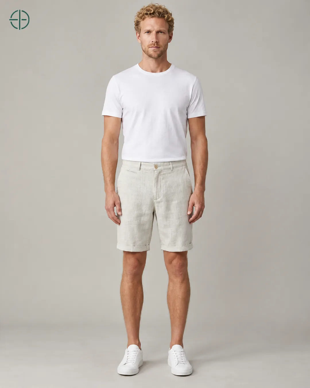 Bermuda 100% Linho Belga Masculina, cor Bege, Modelo de corpo inteiro de frente, em estúdio profissional com fundo cinza ostra.