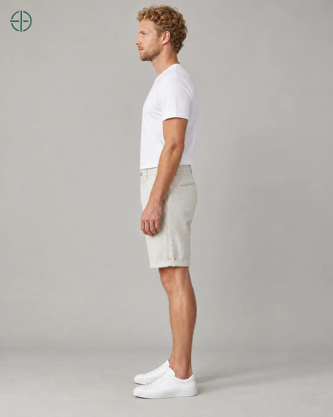 Bermuda 100% Linho Belga Masculina, cor Bege, Mesmo modelo e roupa de lado, em estúdio profissional com fundo cinza ostra.