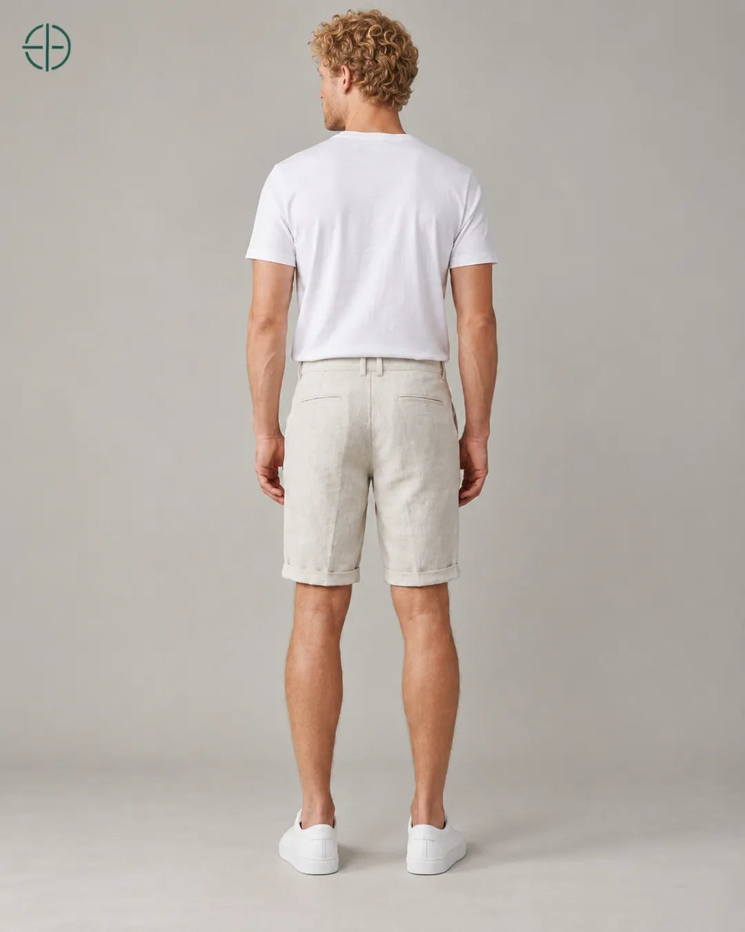 Bermuda 100% Linho Belga Masculina, cor Bege, Mesmo modelo e roupa de costas, em estúdio profissional com fundo cinza ostra.