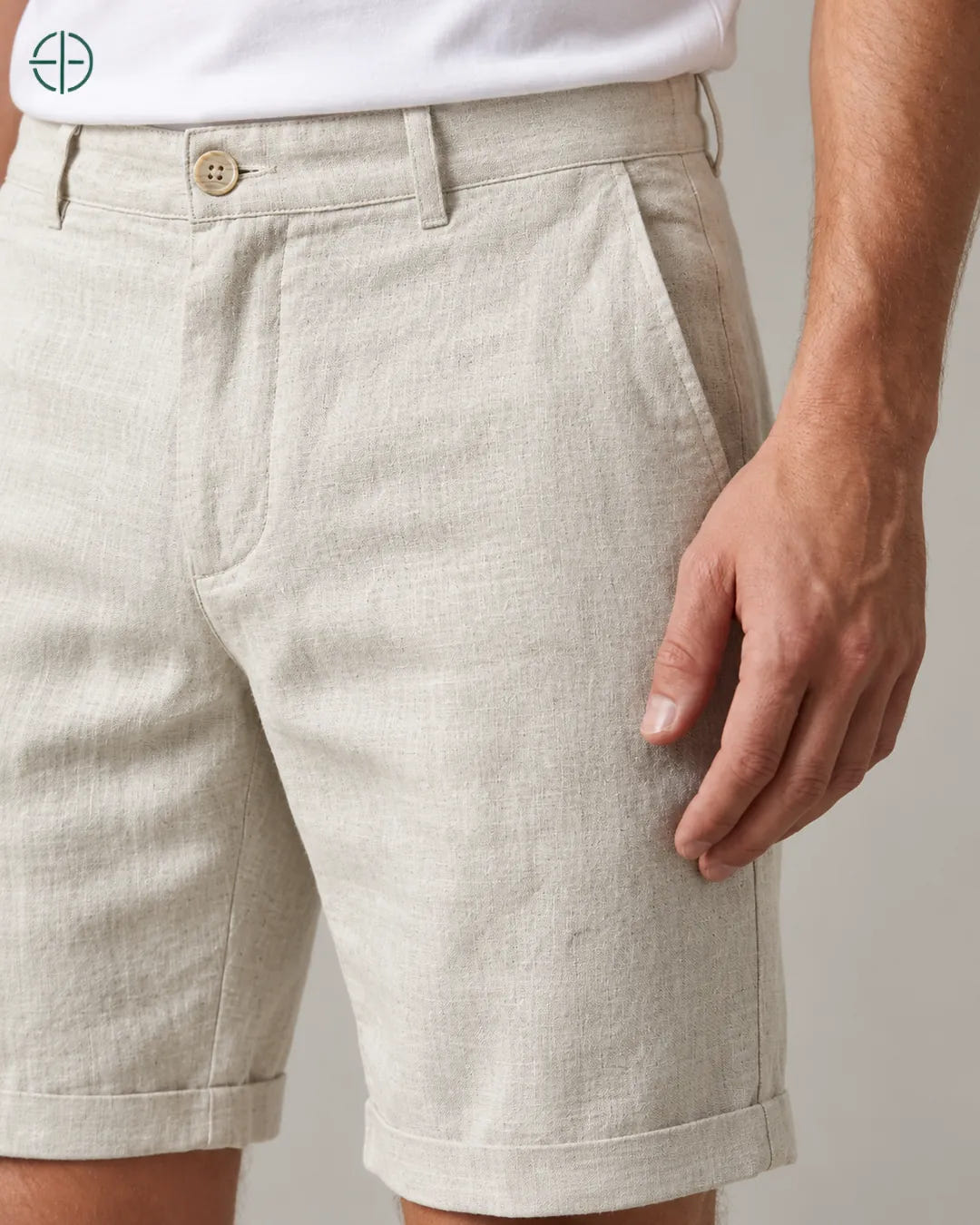 Bermuda 100% Linho Belga Masculina, cor Bege, Macro do produto no modelo, em estúdio profissional com fundo cinza ostra.