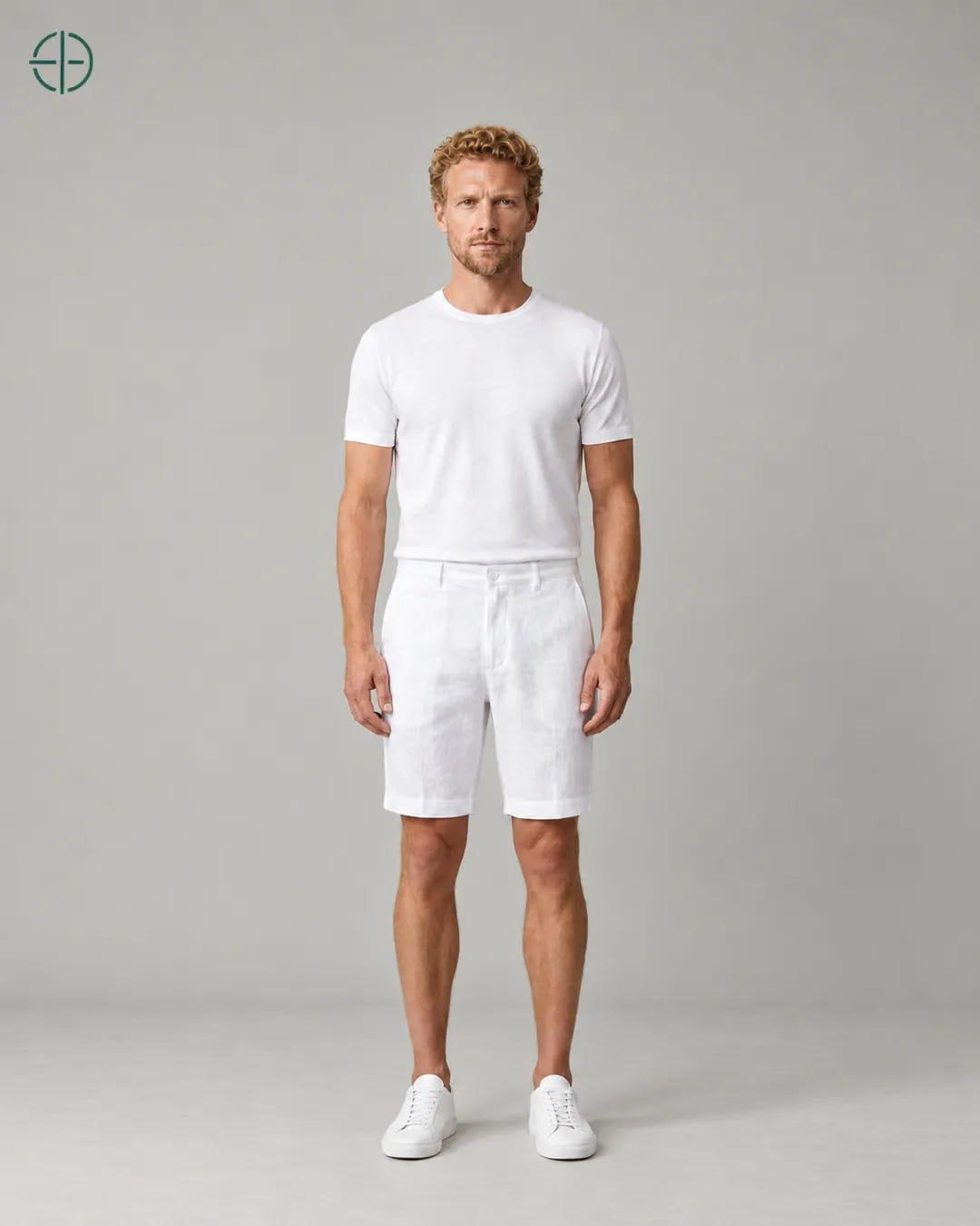 Bermuda 100% Linho Belga Masculina, cor Branco, Modelo de corpo inteiro de frente, em estúdio profissional com fundo cinza ostra.