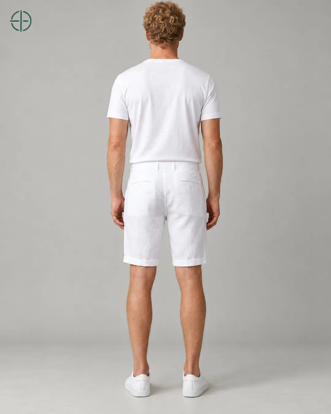 Bermuda 100% Linho Belga Masculina, cor Branco, Mesmo modelo e roupa de costas, em estúdio profissional com fundo cinza ostra.