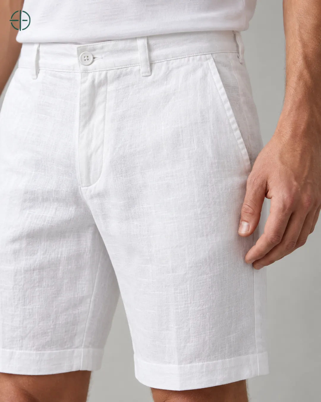 Bermuda 100% Linho Belga Masculina, cor Branco, Macro do produto no modelo, em estúdio profissional com fundo cinza ostra.