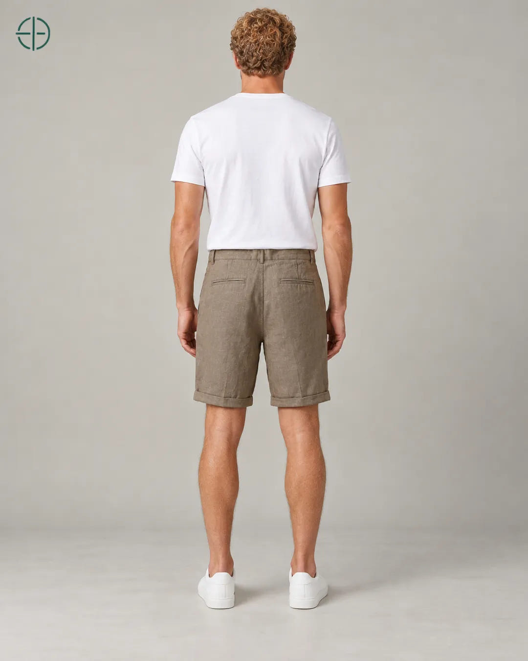 Bermuda 100% Linho Belga Masculina, cor Marrom, Mesmo modelo e roupa de costas, em estúdio profissional com fundo cinza ostra.