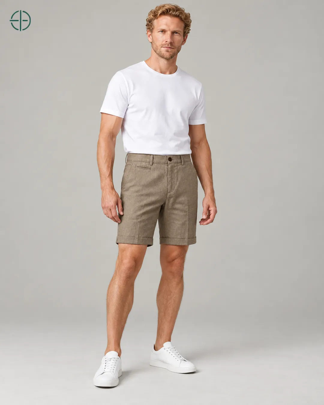 Bermuda 100% Linho Belga Masculina, cor Marrom, Caimento em pose natural de três quartos, em estúdio profissional com fundo cinza ostra.