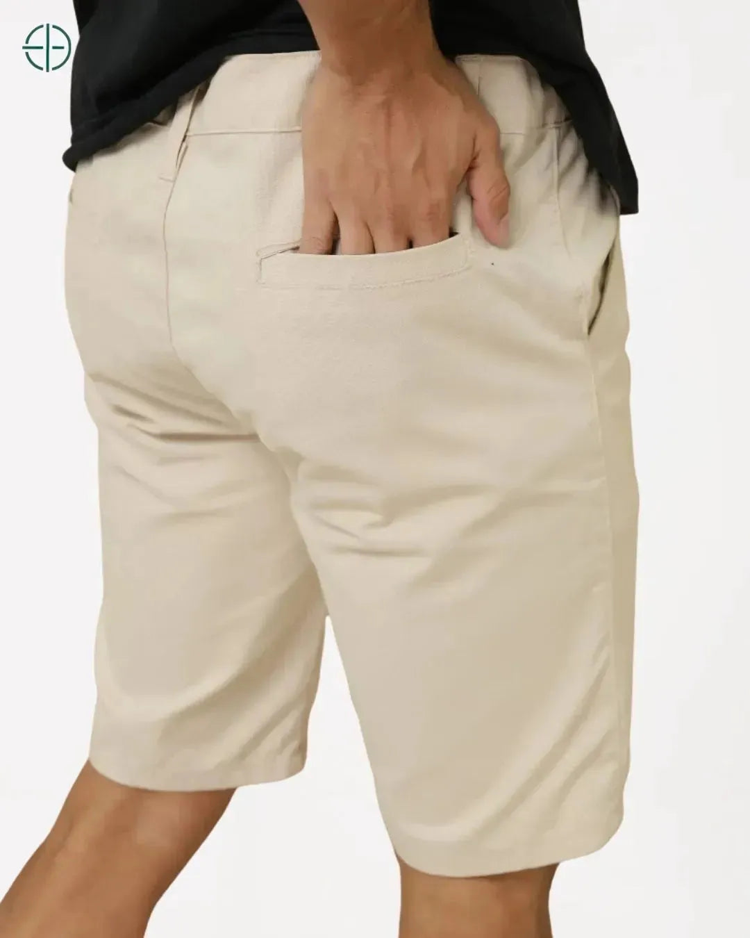 modelo usando bermuda masculina com bolso faca