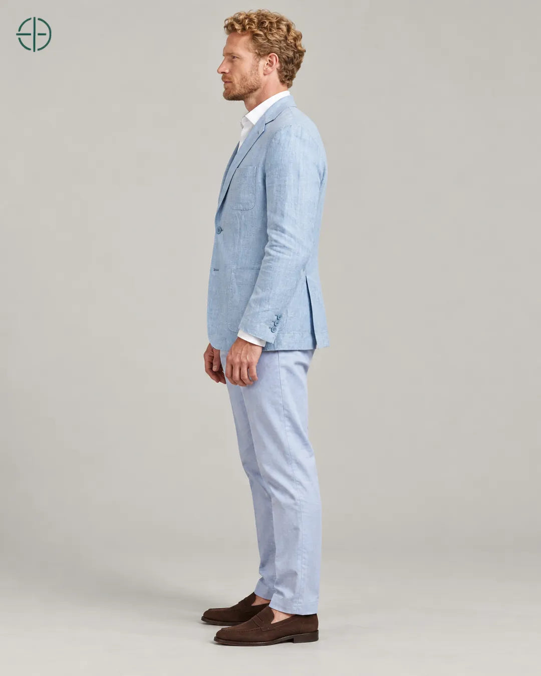 Blazer 100% Linho Belga, cor Azul, mesmo modelo e roupa de lado. Fotografia de produto Rest Money.