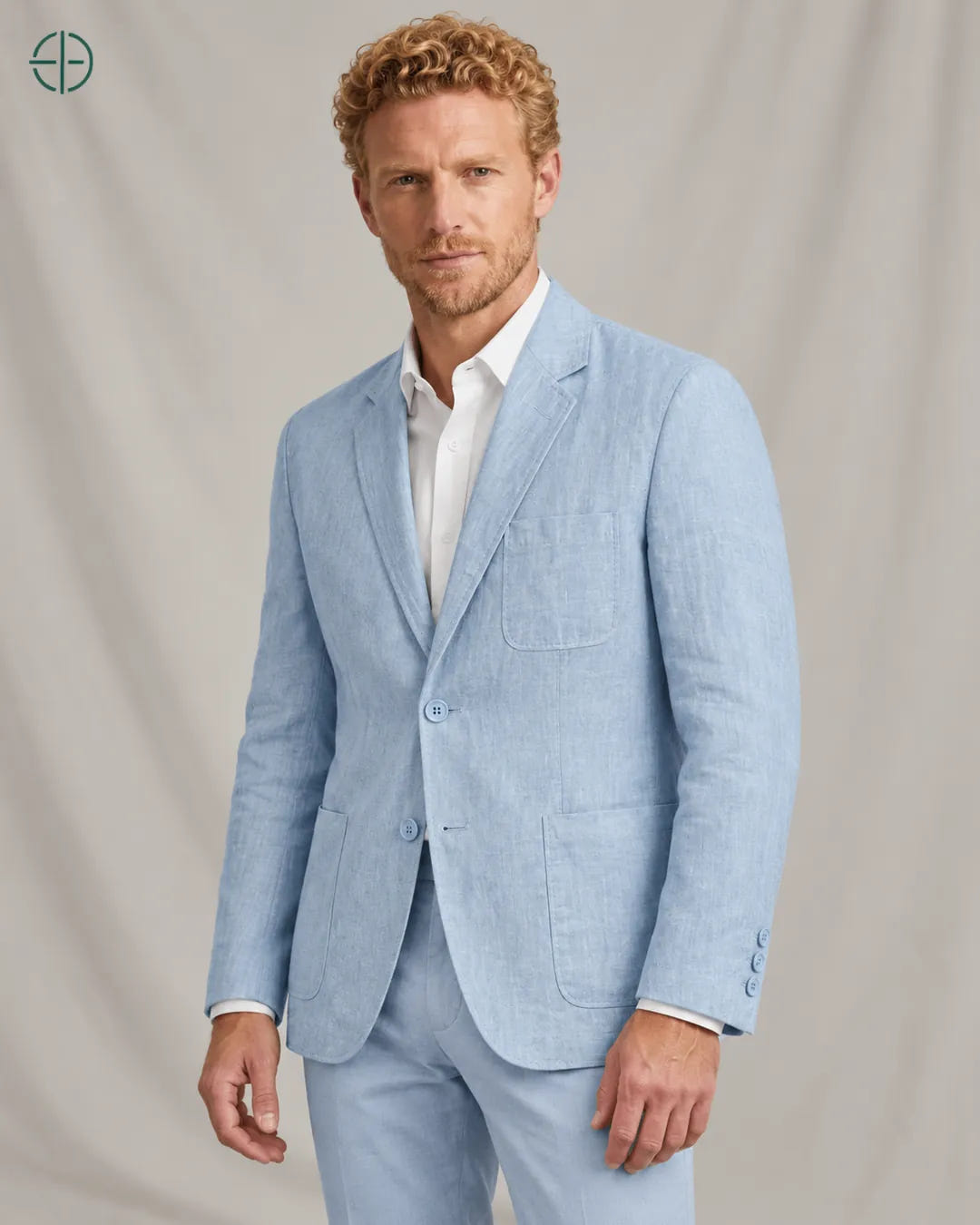 Blazer 100% Linho Belga, cor Azul, mesmo modelo em três quartos mostrando o caimento. Fotografia de produto Rest Money.