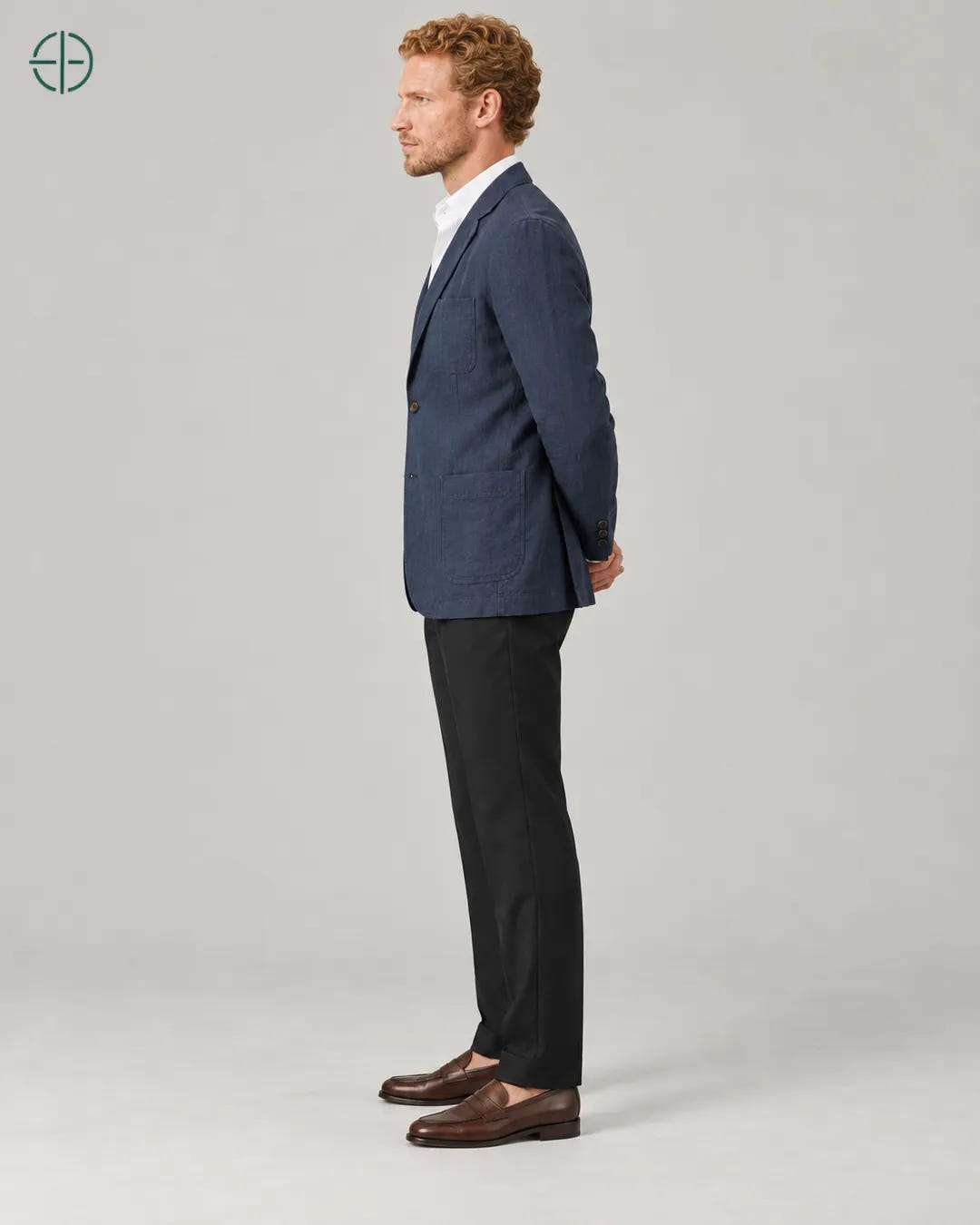 Blazer 100% Linho Belga, cor Azul Marinho, mesmo modelo e roupa de lado. Fotografia de produto Rest Money.