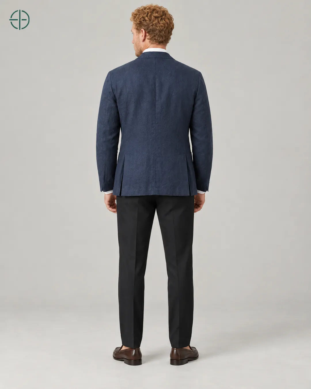 Blazer 100% Linho Belga, cor Azul Marinho, mesmo modelo e roupa de costas. Fotografia de produto Rest Money.