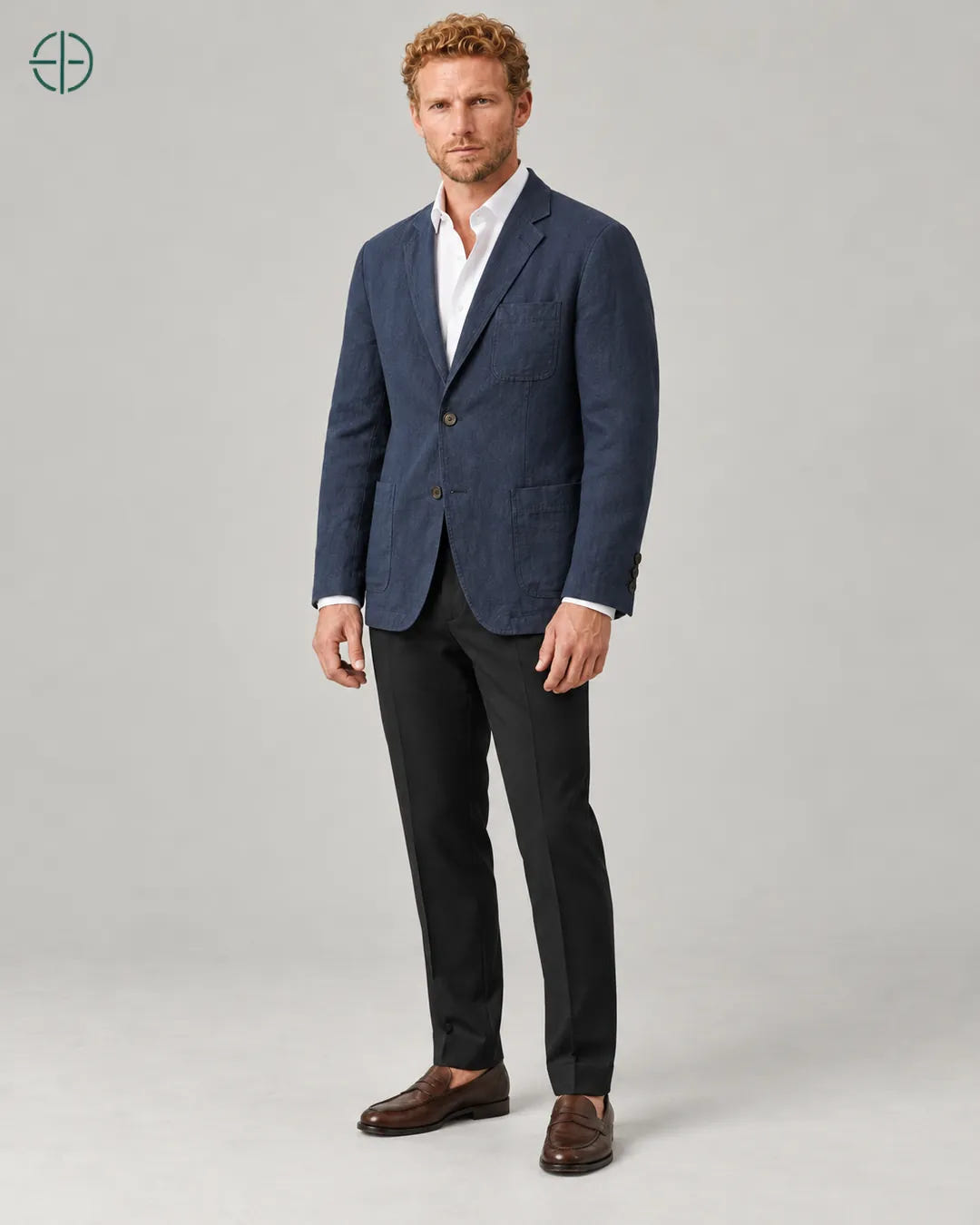Blazer 100% Linho Belga, cor Azul Marinho, mesmo modelo em três quartos mostrando o caimento. Fotografia de produto Rest Money.
