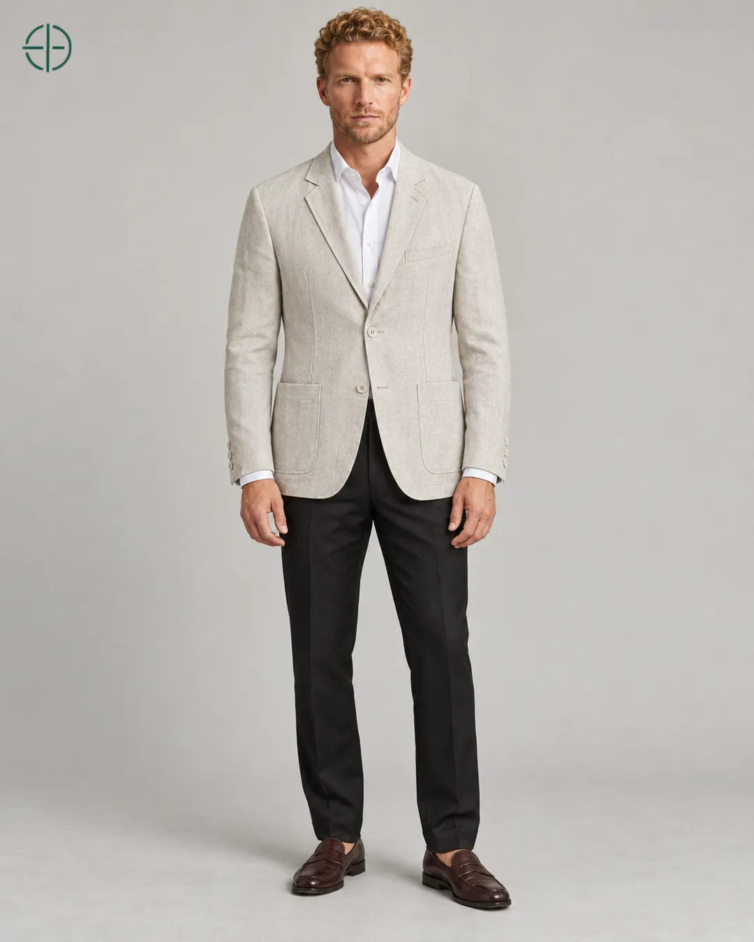 Blazer 100% Linho Belga, cor Bege, modelo de corpo inteiro de frente. Fotografia de produto Rest Money.