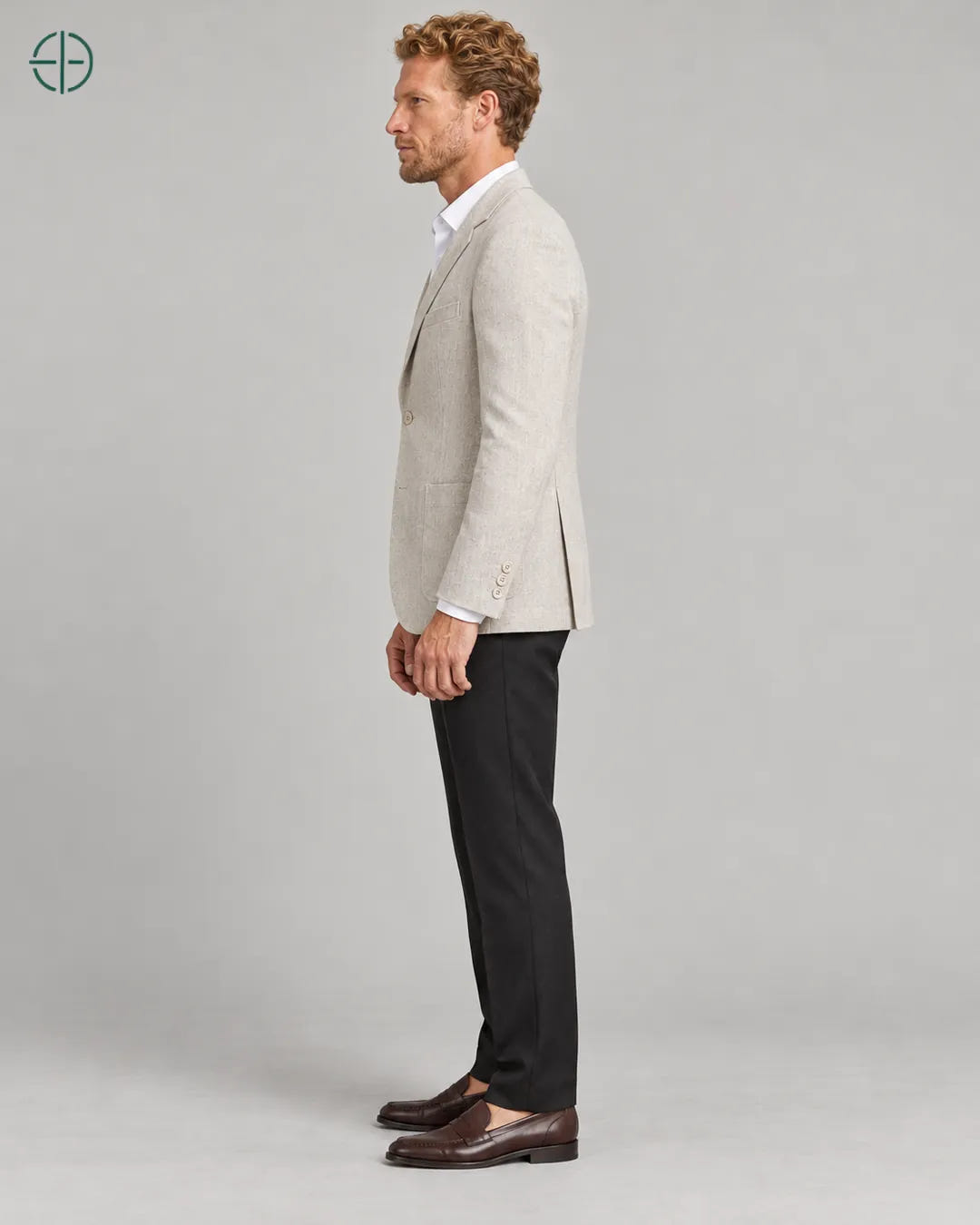 Blazer 100% Linho Belga, cor Bege, mesmo modelo e roupa de lado. Fotografia de produto Rest Money.