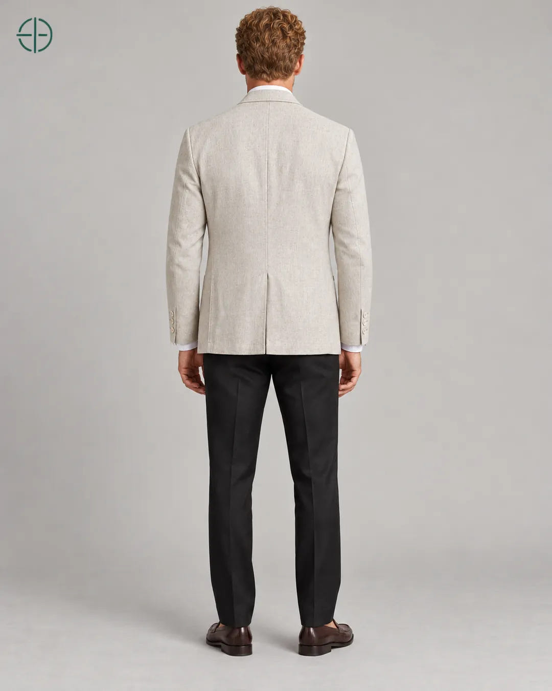 Blazer 100% Linho Belga, cor Bege, mesmo modelo e roupa de costas. Fotografia de produto Rest Money.