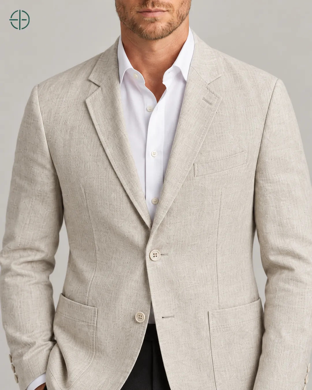 Blazer 100% Linho Belga, cor Bege, macro do tecido e acabamento no modelo. Fotografia de produto Rest Money.