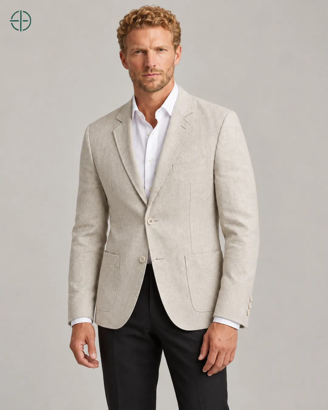 Blazer 100% Linho Belga, cor Bege, mesmo modelo em três quartos mostrando o caimento. Fotografia de produto Rest Money.