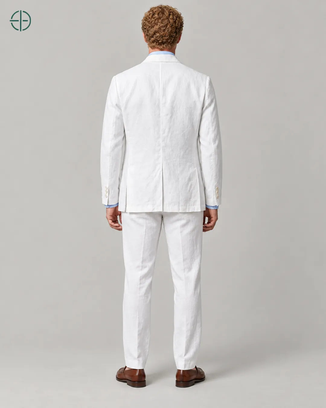 Blazer 100% Linho Belga, cor Branco, mesmo modelo e roupa de costas. Fotografia de produto Rest Money.