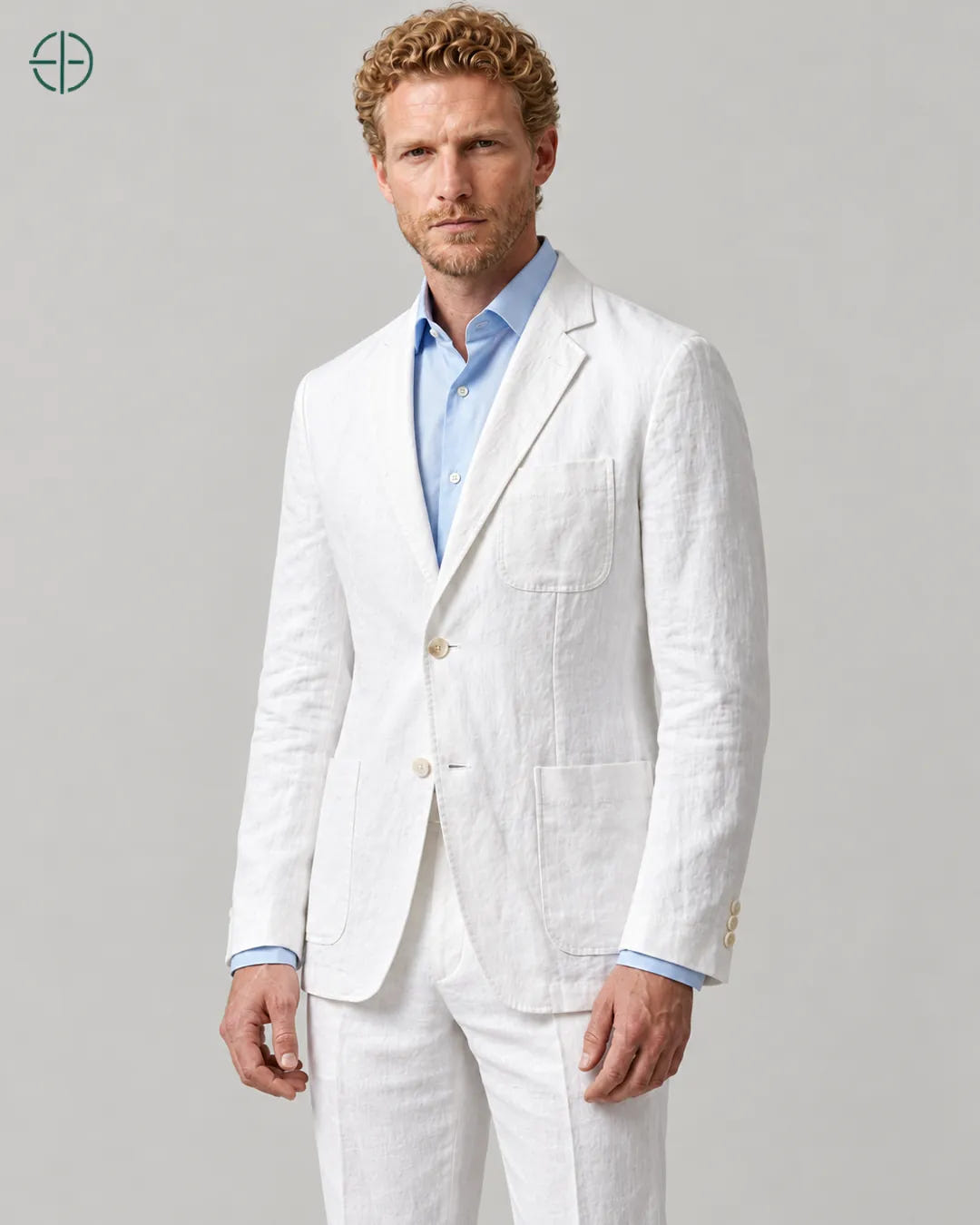 Blazer 100% Linho Belga, cor Branco, mesmo modelo em três quartos mostrando o caimento. Fotografia de produto Rest Money.
