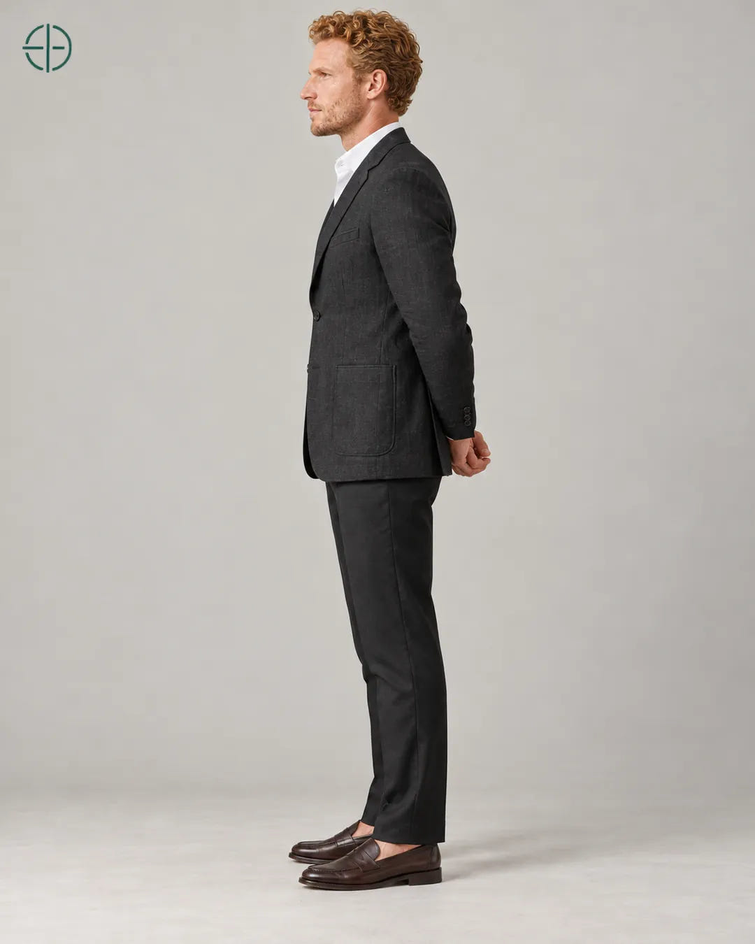 Blazer 100% Linho Belga, cor Preto, mesmo modelo e roupa de lado. Fotografia de produto Rest Money.