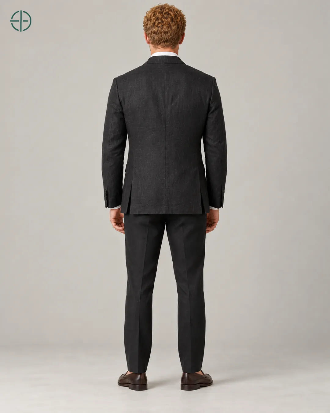 Blazer 100% Linho Belga, cor Preto, mesmo modelo e roupa de costas. Fotografia de produto Rest Money.