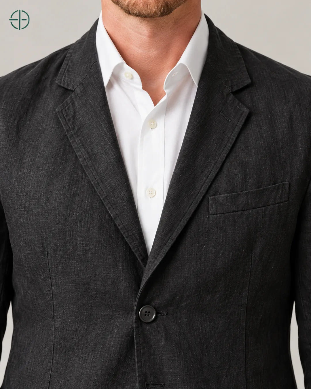 Blazer 100% Linho Belga, cor Preto, macro do tecido e acabamento no modelo. Fotografia de produto Rest Money.