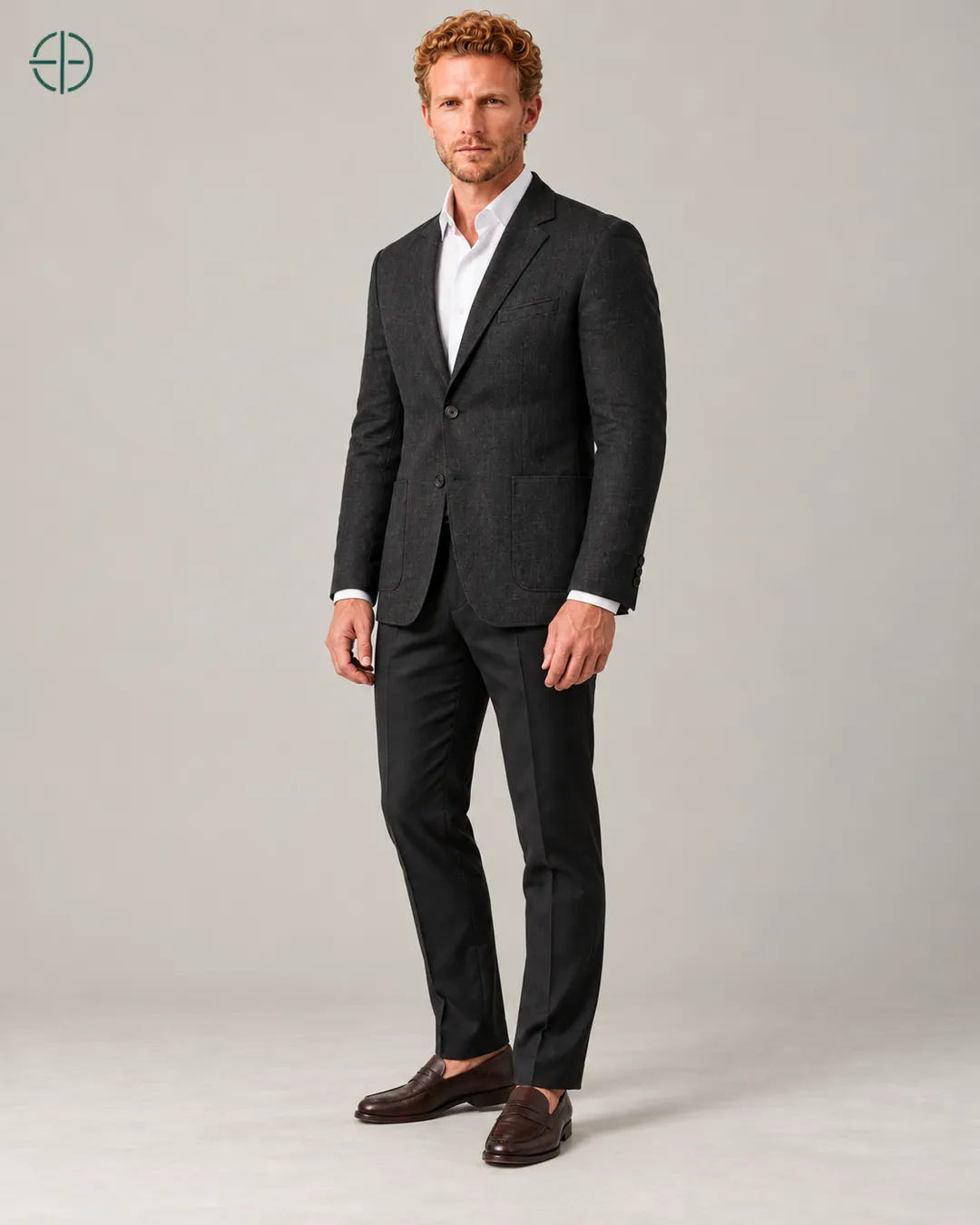 Blazer 100% Linho Belga, cor Preto, mesmo modelo em três quartos mostrando o caimento. Fotografia de produto Rest Money.