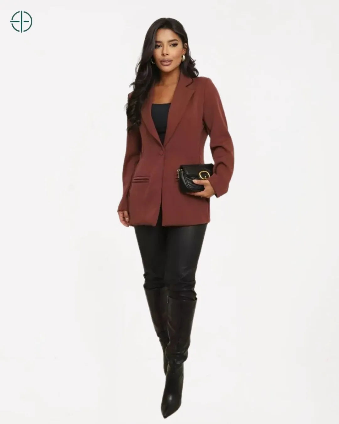 modelo em pé com blazer de alfaiataria